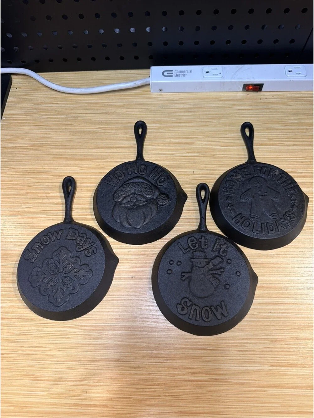 4 VTG Christmas House holiday Santa snowflake gingerbread Mini Cast Iron Skillet